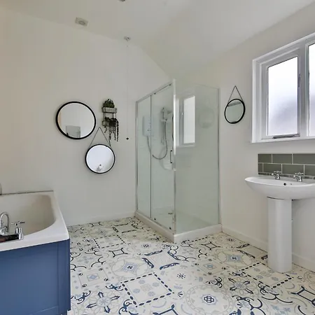 Boutique 4 Bedroom House, Pool Table, Multiple Private Parking Spaces, Sleeps 12 Cardiff Exterior photo