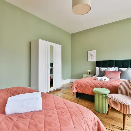 Boutique 4 Bedroom House, Pool Table, Multiple Private Parking Spaces, Sleeps 12 Cardiff Exterior photo