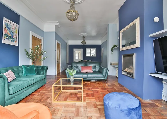 Boutique 4 Bedroom House, Pool Table, Multiple Private Parking Spaces, Sleeps 12