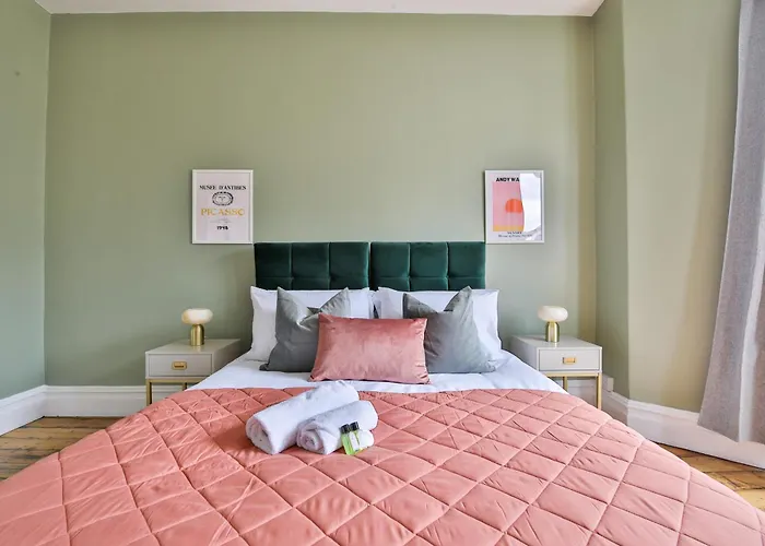 Boutique 4 Bedroom House, Pool Table, Multiple Private Parking Spaces, Sleeps 12