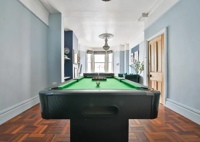 Boutique 4 Bedroom House, Pool Table, Multiple Private Parking Spaces, Sleeps 12