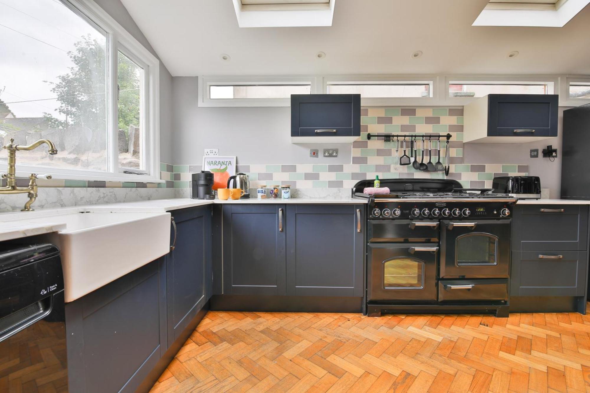 Boutique 4 Bedroom House, Pool Table, Multiple Private Parking Spaces, Sleeps 12 Holiday home *