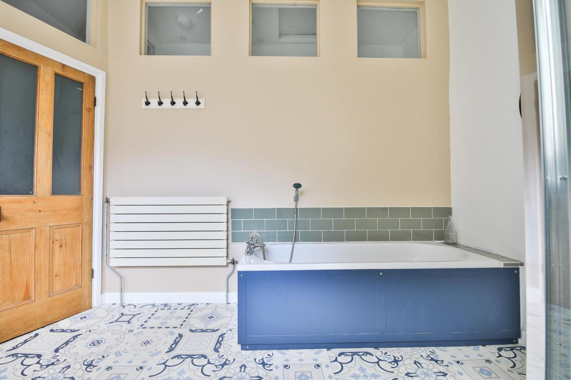 Boutique 4 Bedroom House, Pool Table, Multiple Private Parking Spaces, Sleeps 12 Holiday home