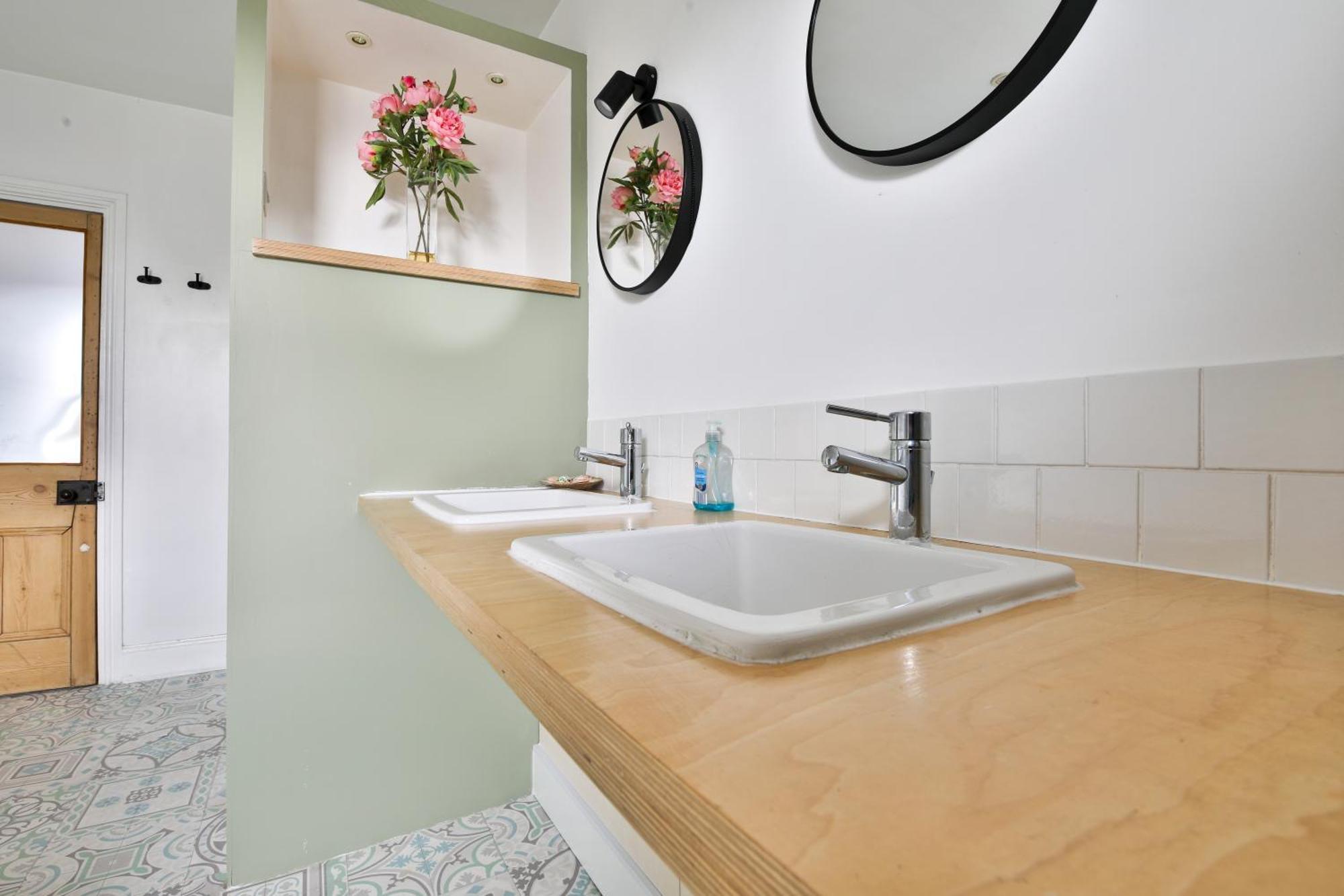 Boutique 4 Bedroom House, Pool Table, Multiple Private Parking Spaces, Sleeps 12 * Cardiff