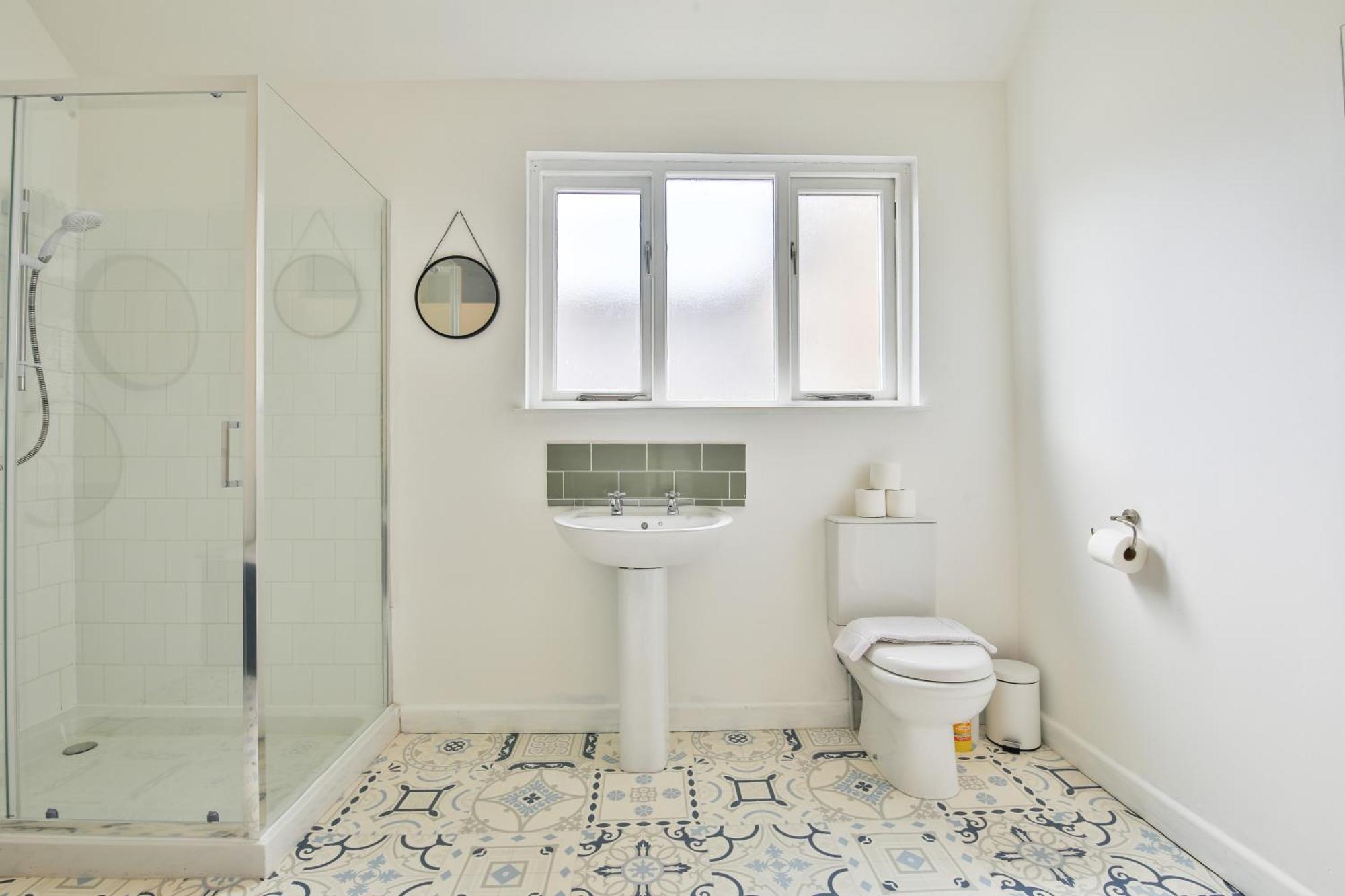 Holiday home Boutique 4 Bedroom House, Pool Table, Multiple Private Parking Spaces, Sleeps 12 *