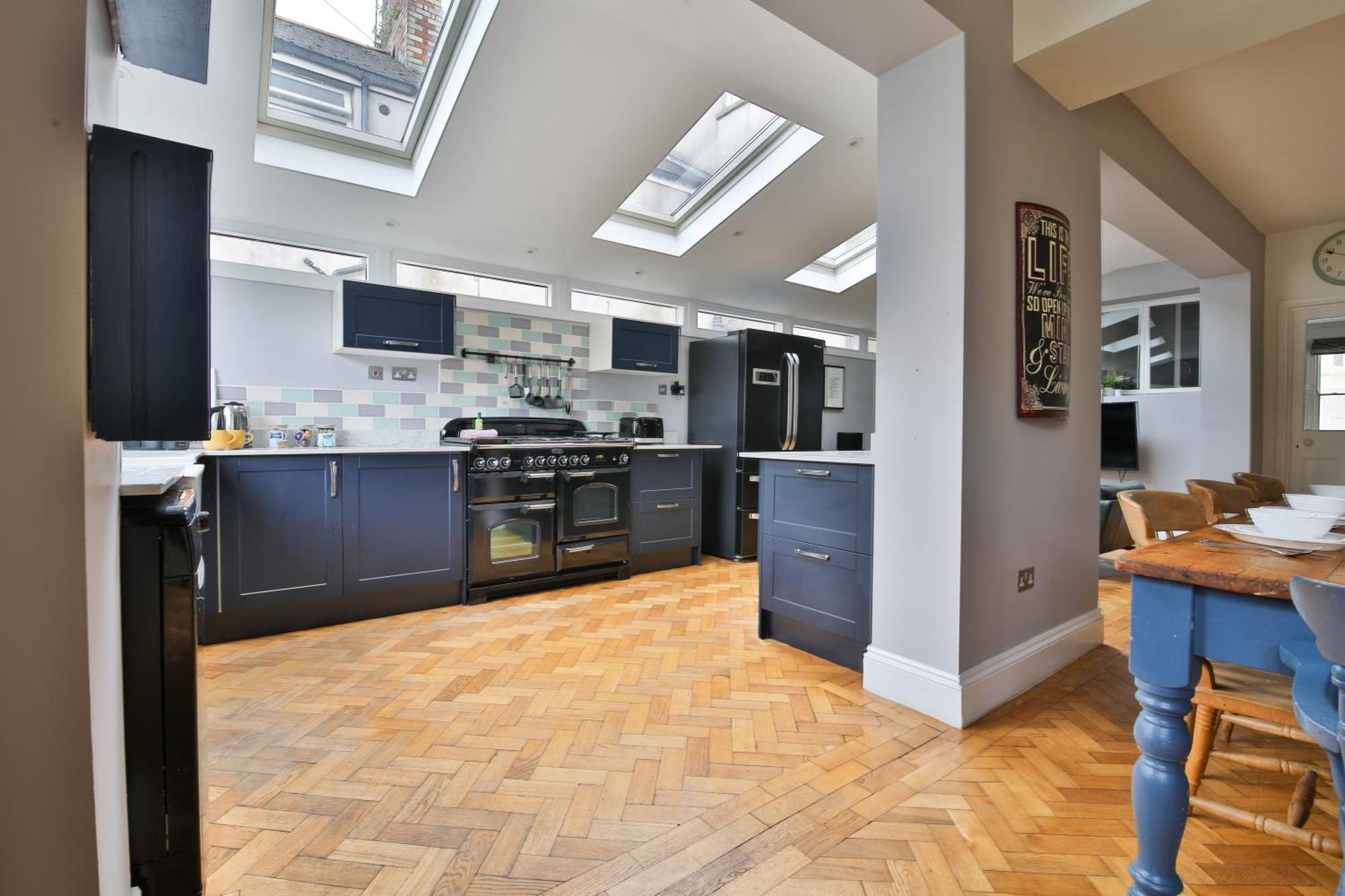 Holiday home Boutique 4 Bedroom House, Pool Table, Multiple Private Parking Spaces, Sleeps 12