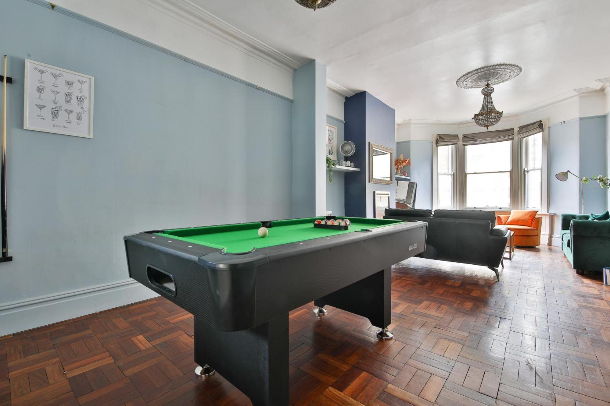 Boutique 4 Bedroom House, Pool Table, Multiple Private Parking Spaces, Sleeps 12 Holiday home Cardiff