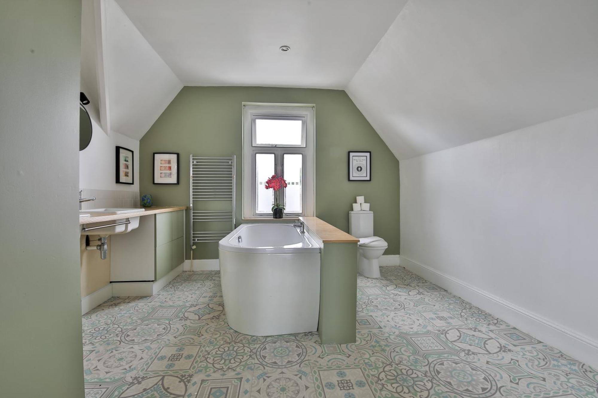 Boutique 4 Bedroom House, Pool Table, Multiple Private Parking Spaces, Sleeps 12 Cardiff