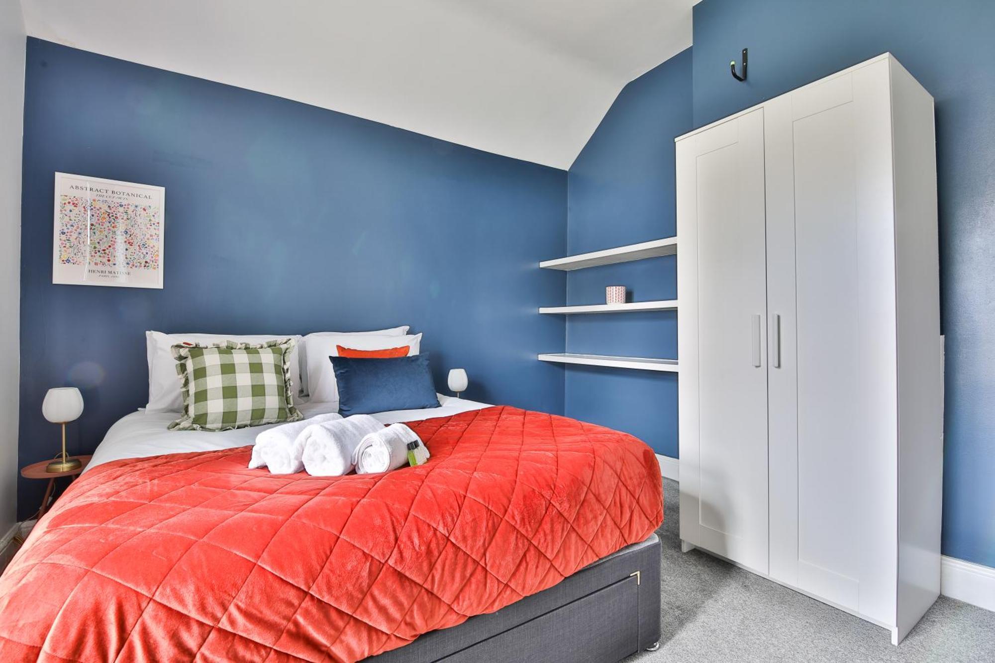 Boutique 4 Bedroom House, Pool Table, Multiple Private Parking Spaces, Sleeps 12 Holiday home Cardiff