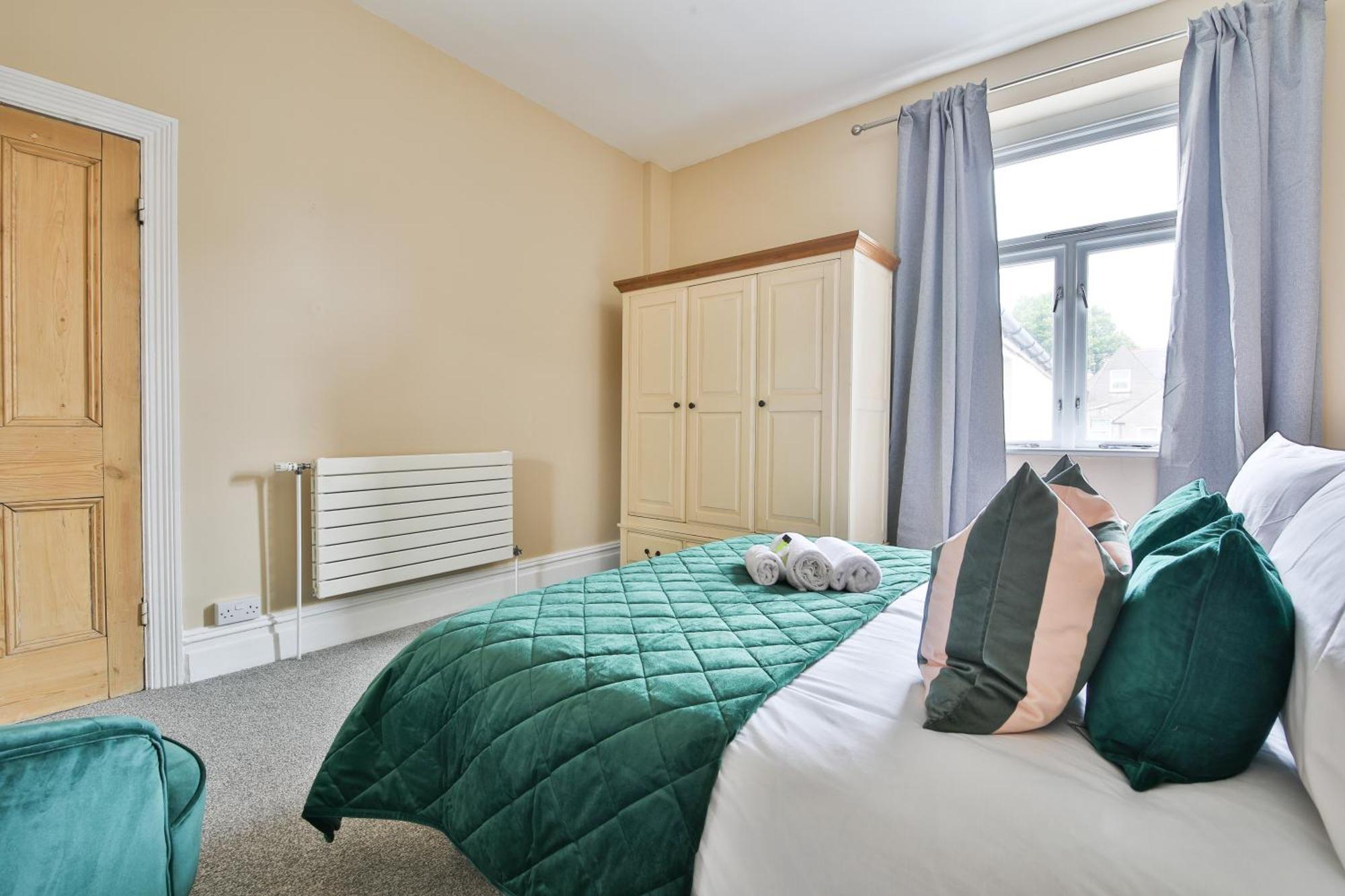Holiday home Boutique 4 Bedroom House, Pool Table, Multiple Private Parking Spaces, Sleeps 12 Cardiff