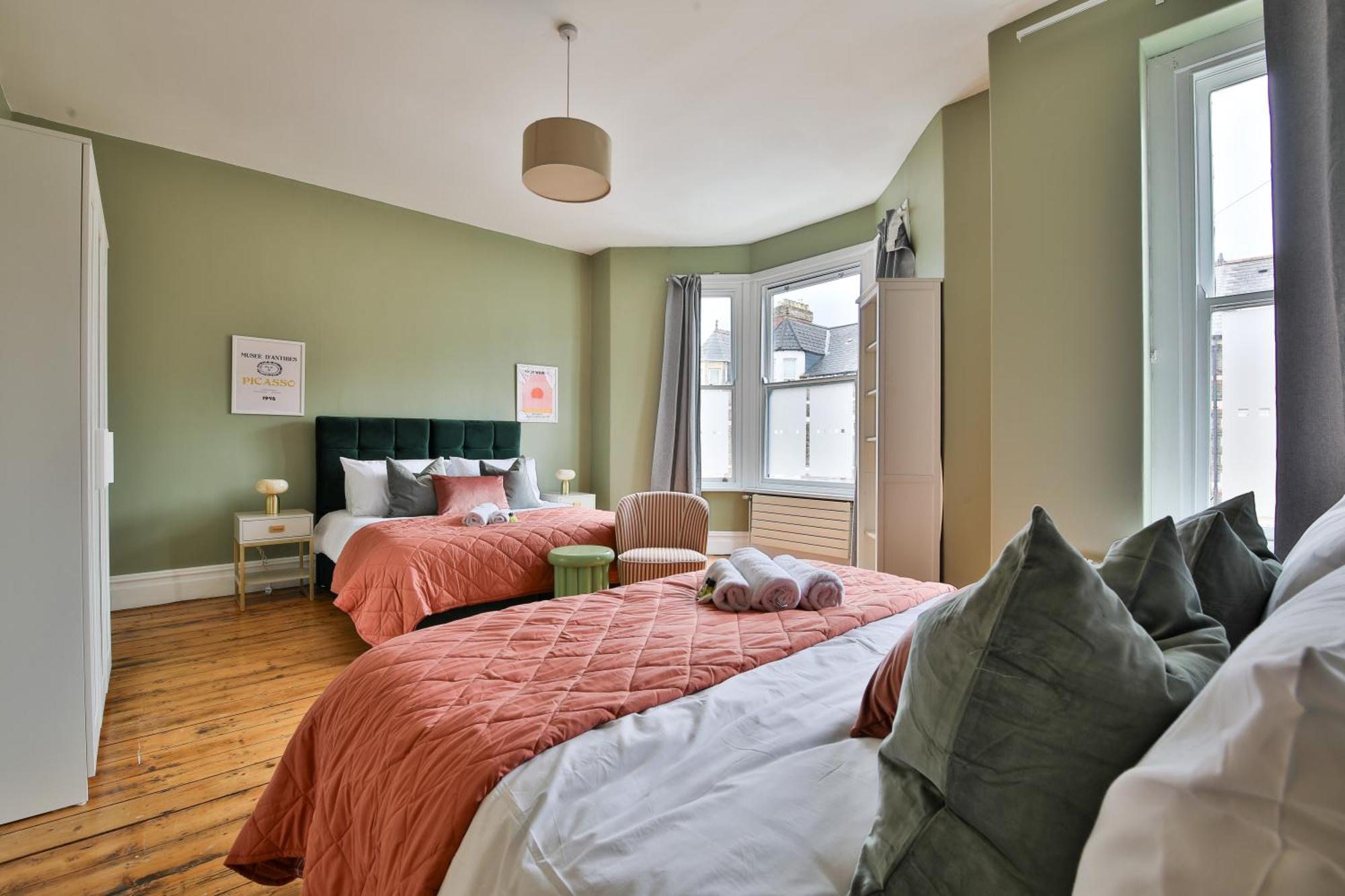Boutique 4 Bedroom House, Pool Table, Multiple Private Parking Spaces, Sleeps 12 *