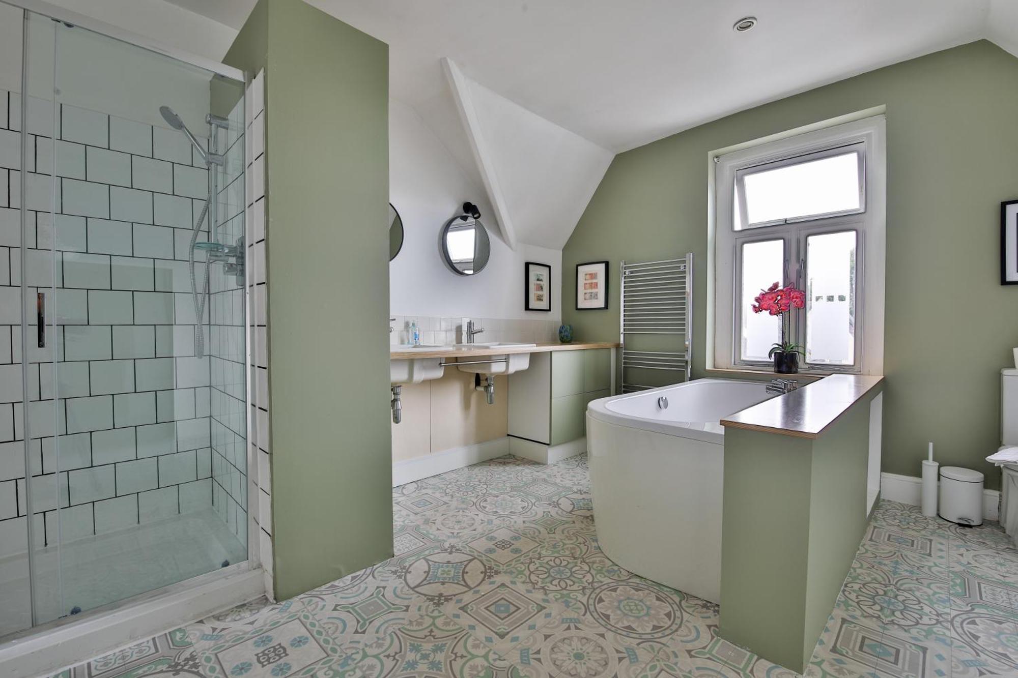 Boutique 4 Bedroom House, Pool Table, Multiple Private Parking Spaces, Sleeps 12 Cardiff