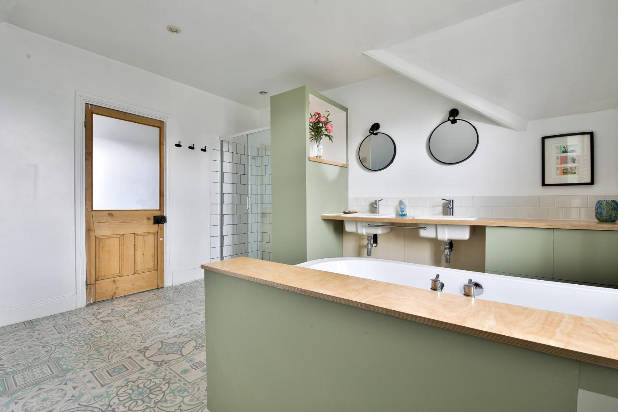 Boutique 4 Bedroom House, Pool Table, Multiple Private Parking Spaces, Sleeps 12