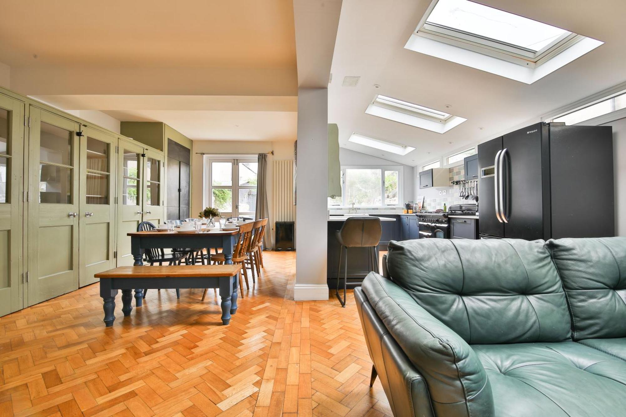 Holiday home Boutique 4 Bedroom House, Pool Table, Multiple Private Parking Spaces, Sleeps 12