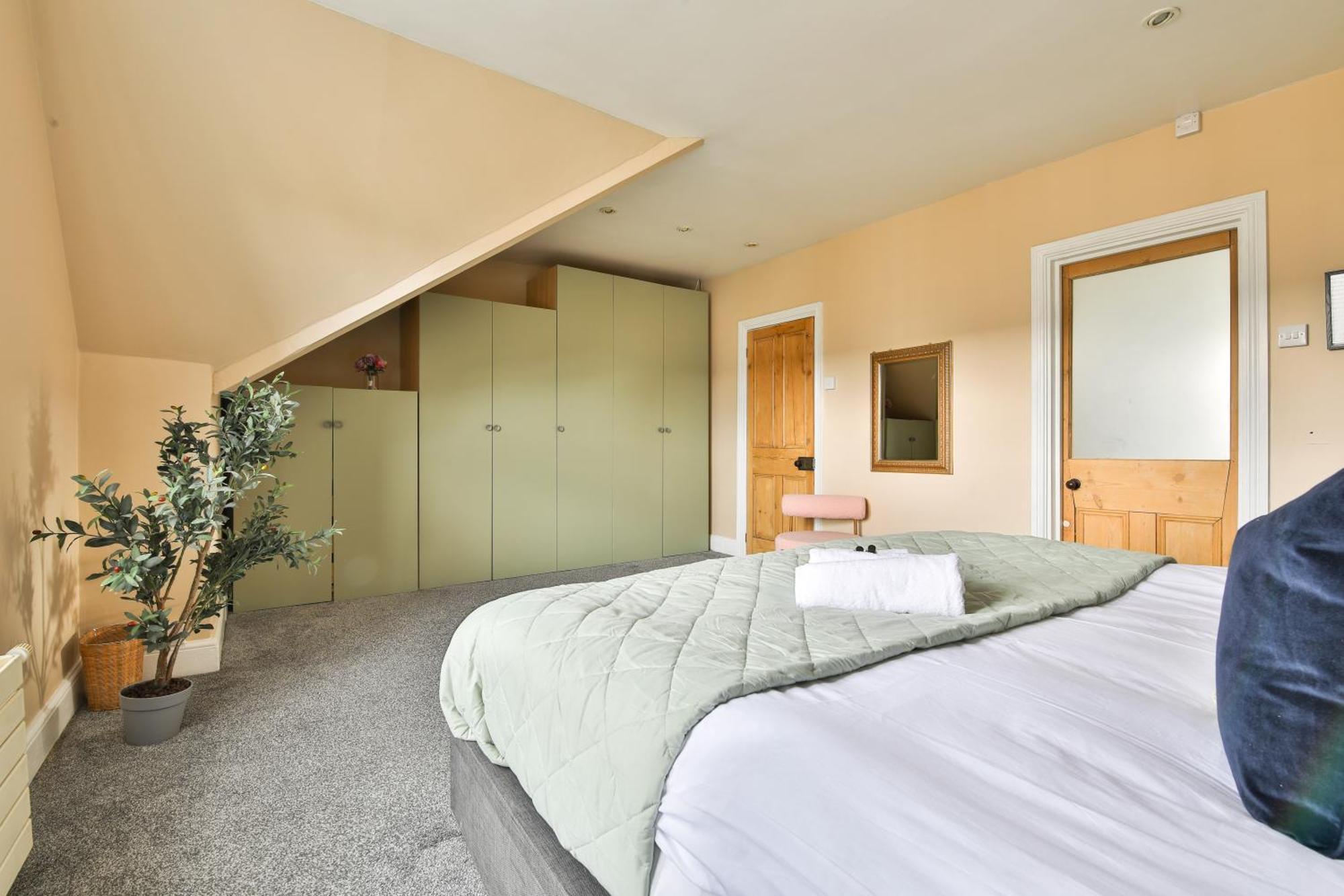 Boutique 4 Bedroom House, Pool Table, Multiple Private Parking Spaces, Sleeps 12 Holiday home *