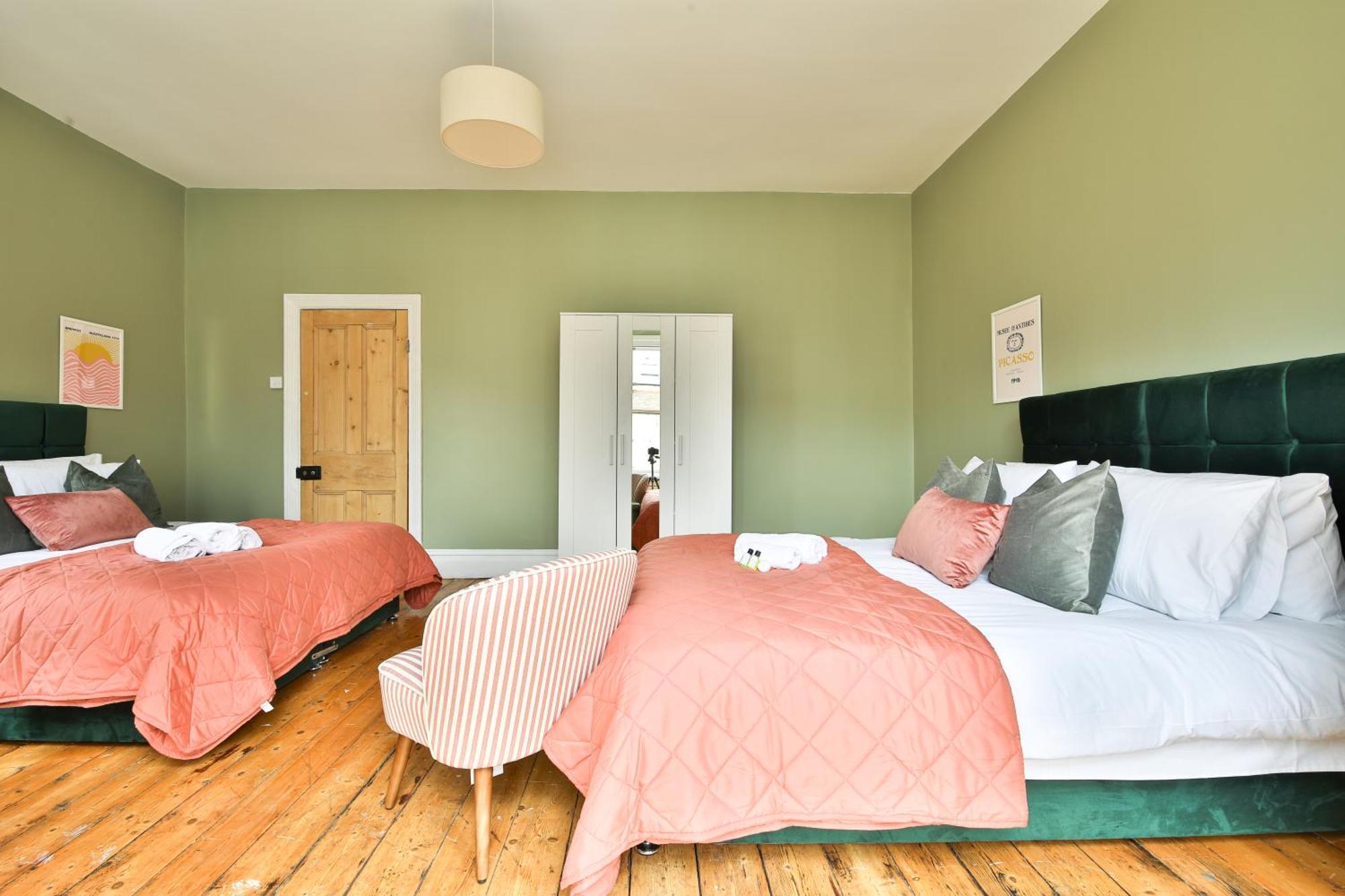 Boutique 4 Bedroom House, Pool Table, Multiple Private Parking Spaces, Sleeps 12 *