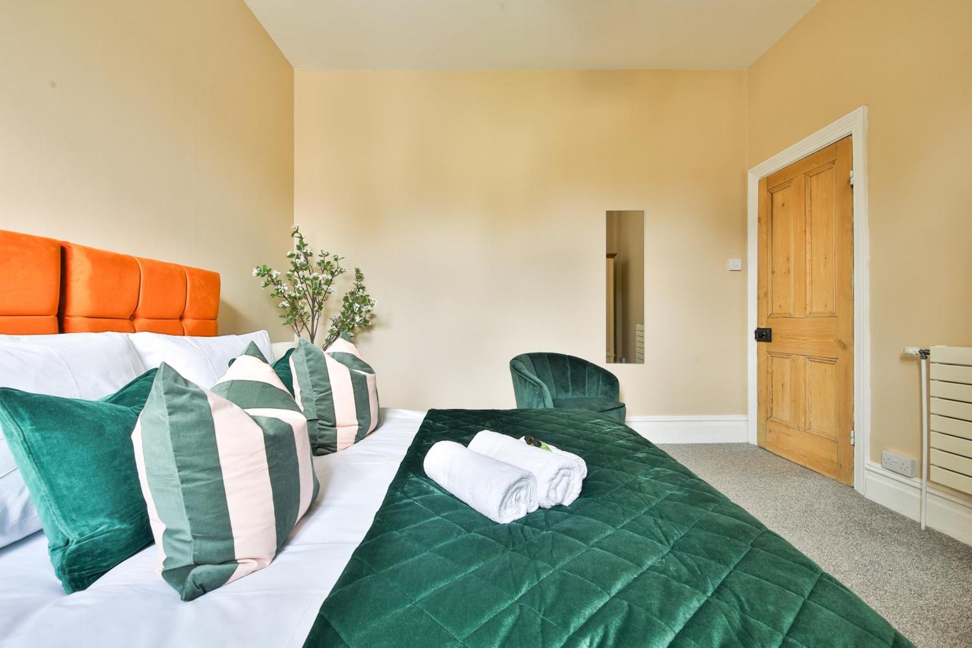 Boutique 4 Bedroom House, Pool Table, Multiple Private Parking Spaces, Sleeps 12 Holiday home