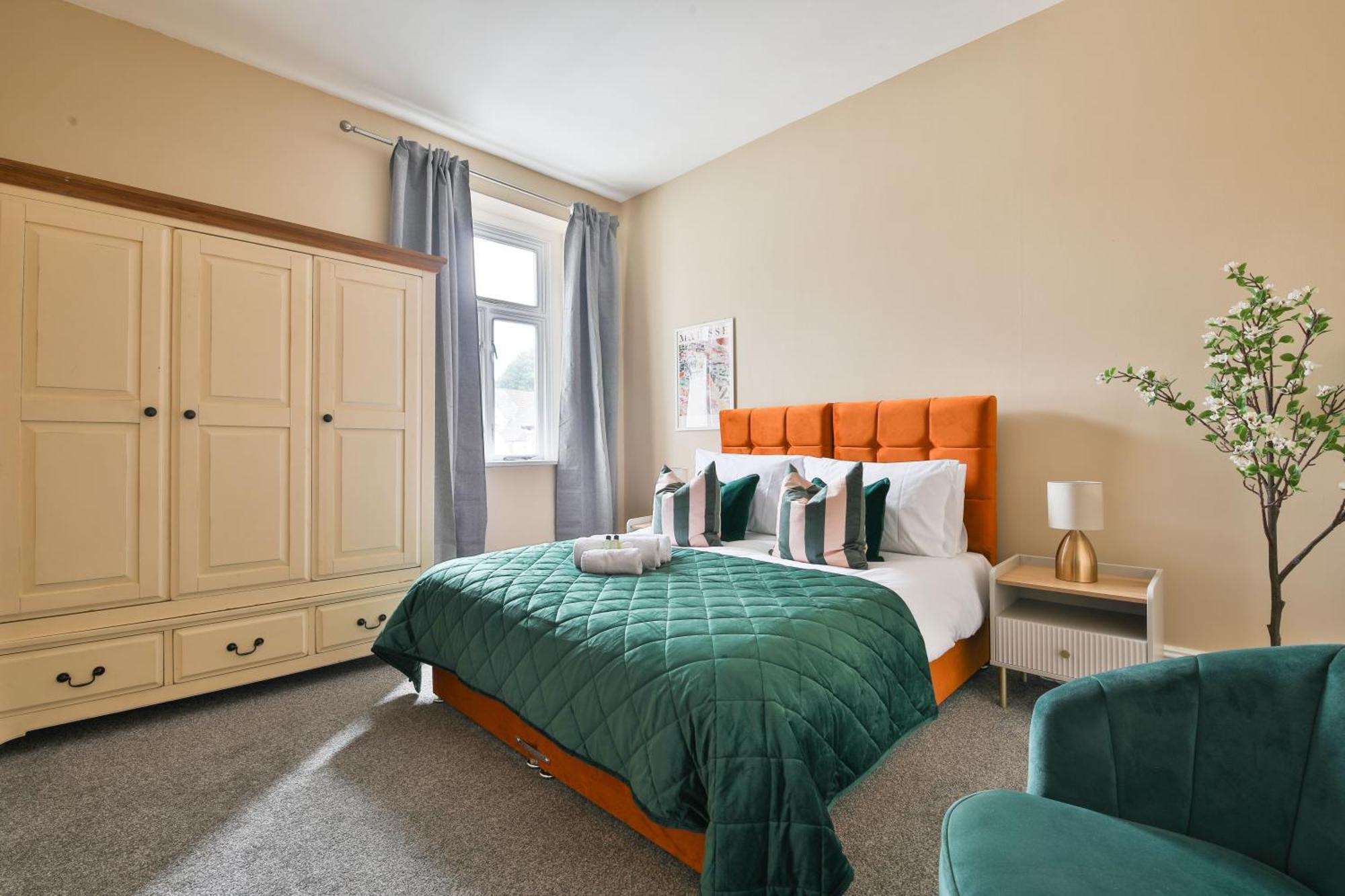 Holiday home Boutique 4 Bedroom House, Pool Table, Multiple Private Parking Spaces, Sleeps 12 Cardiff