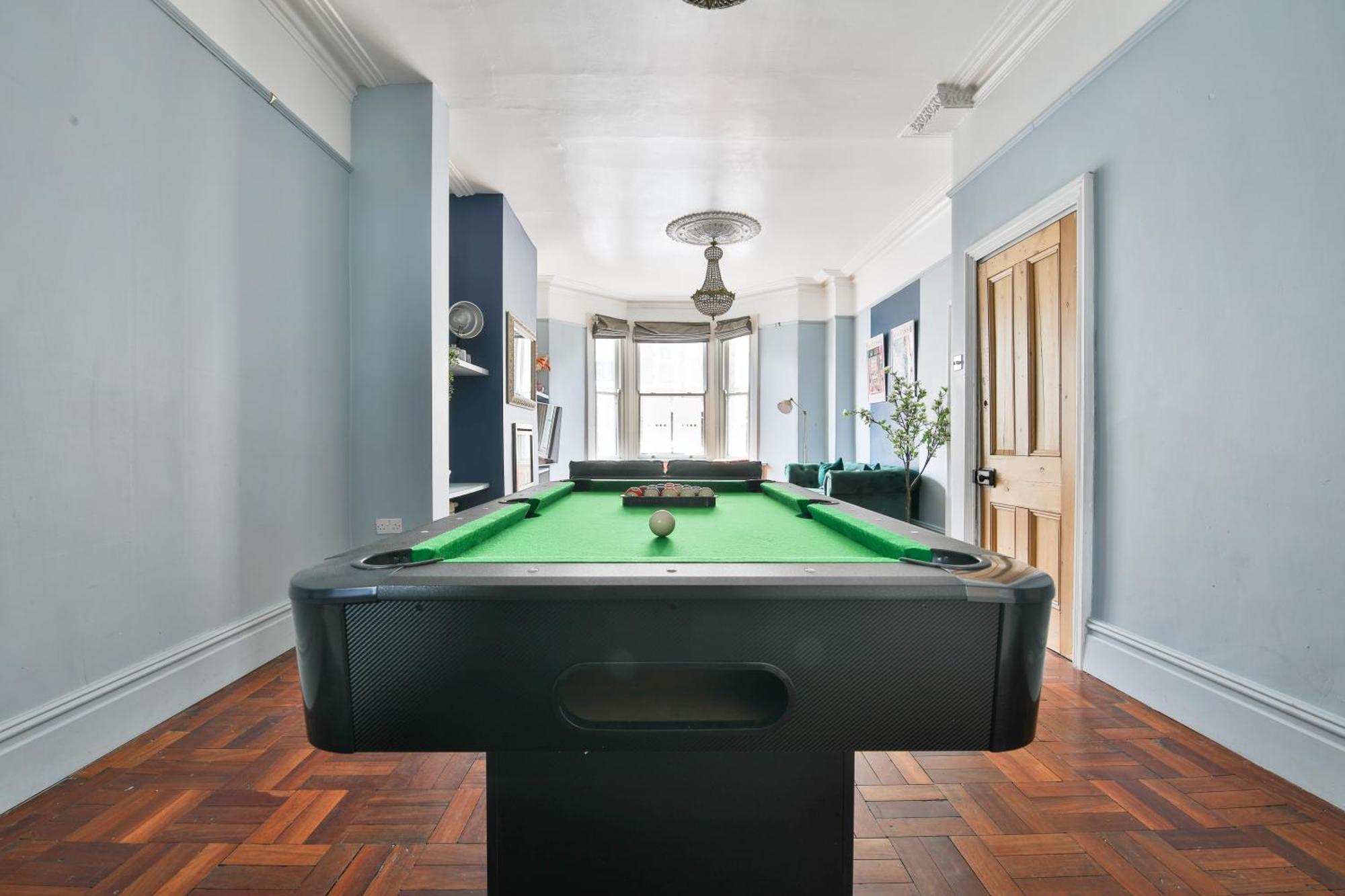 Boutique 4 Bedroom House, Pool Table, Multiple Private Parking Spaces, Sleeps 12 Cardiff