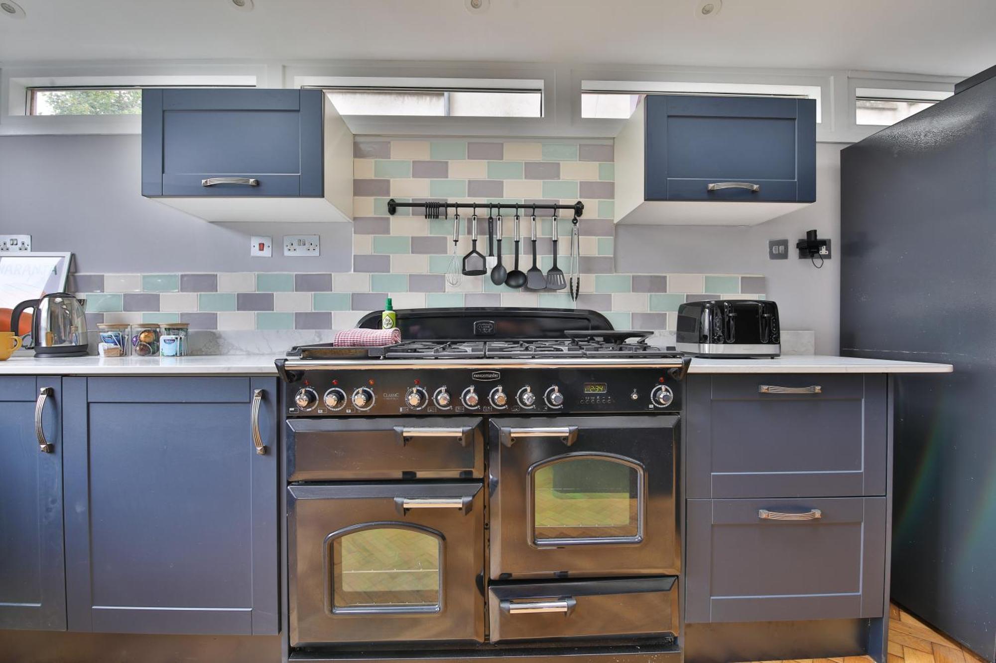 Boutique 4 Bedroom House, Pool Table, Multiple Private Parking Spaces, Sleeps 12 Holiday home *