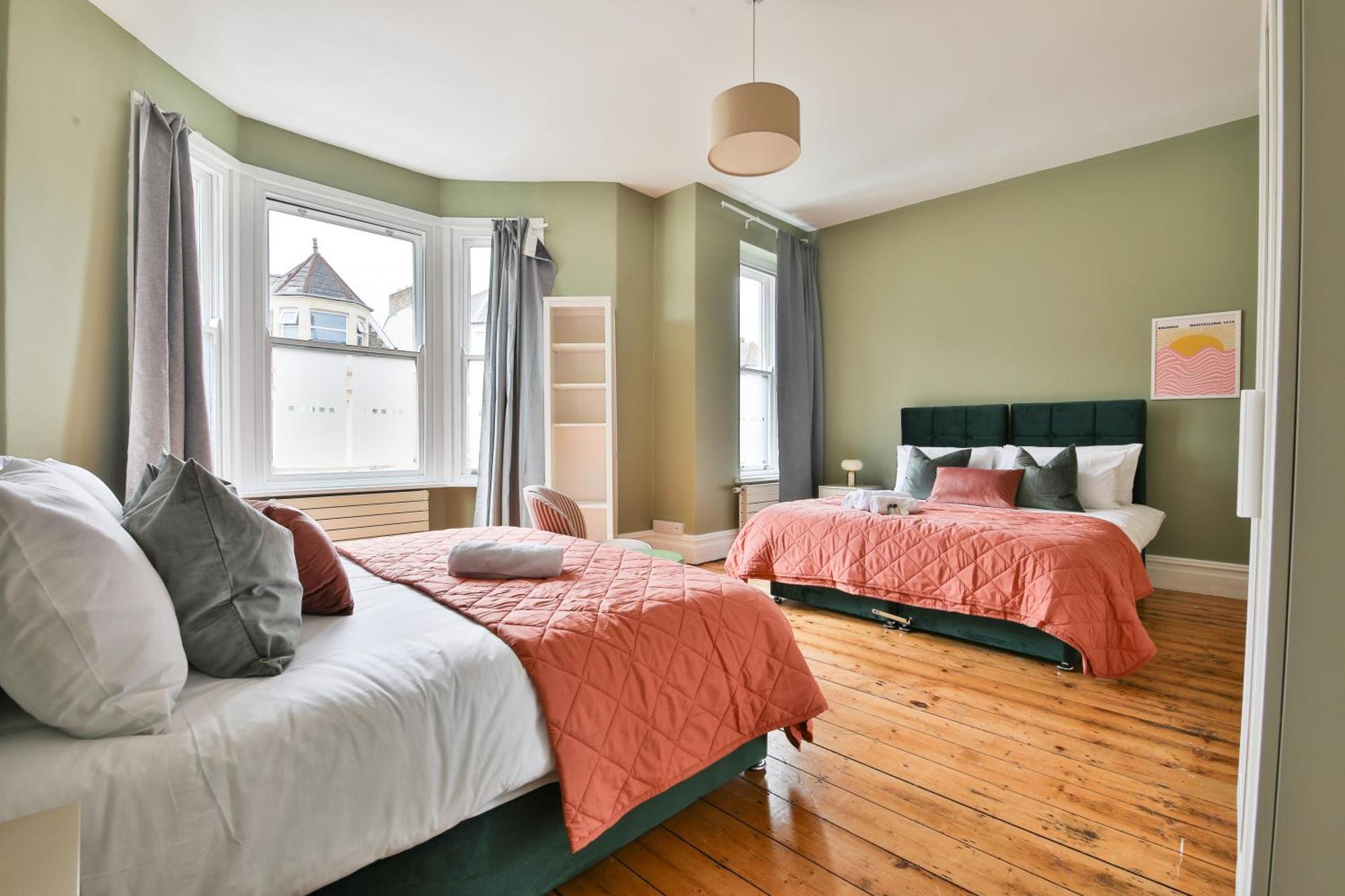 Boutique 4 Bedroom House, Pool Table, Multiple Private Parking Spaces, Sleeps 12 *
