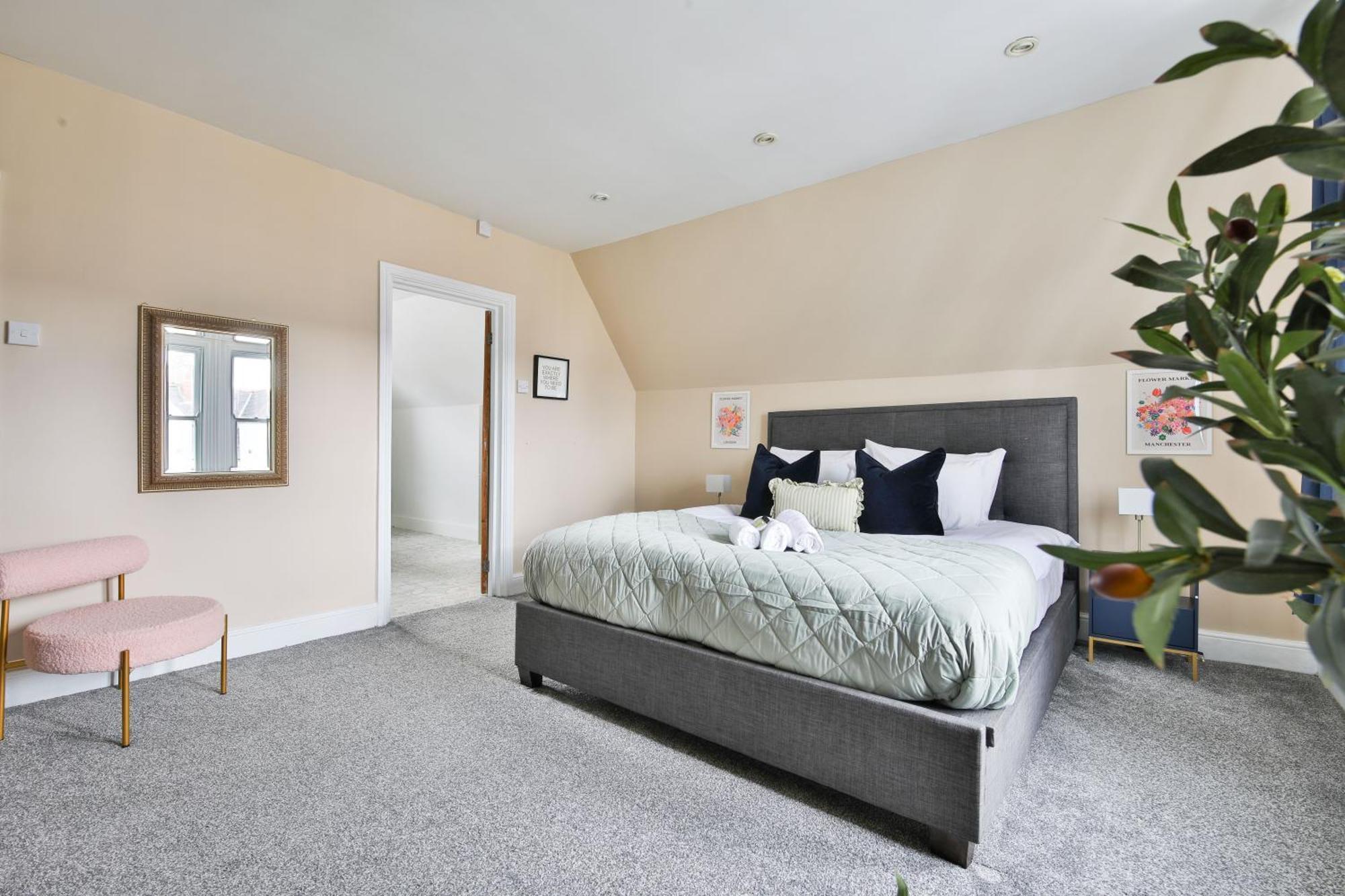 Boutique 4 Bedroom House, Pool Table, Multiple Private Parking Spaces, Sleeps 12 Holiday home