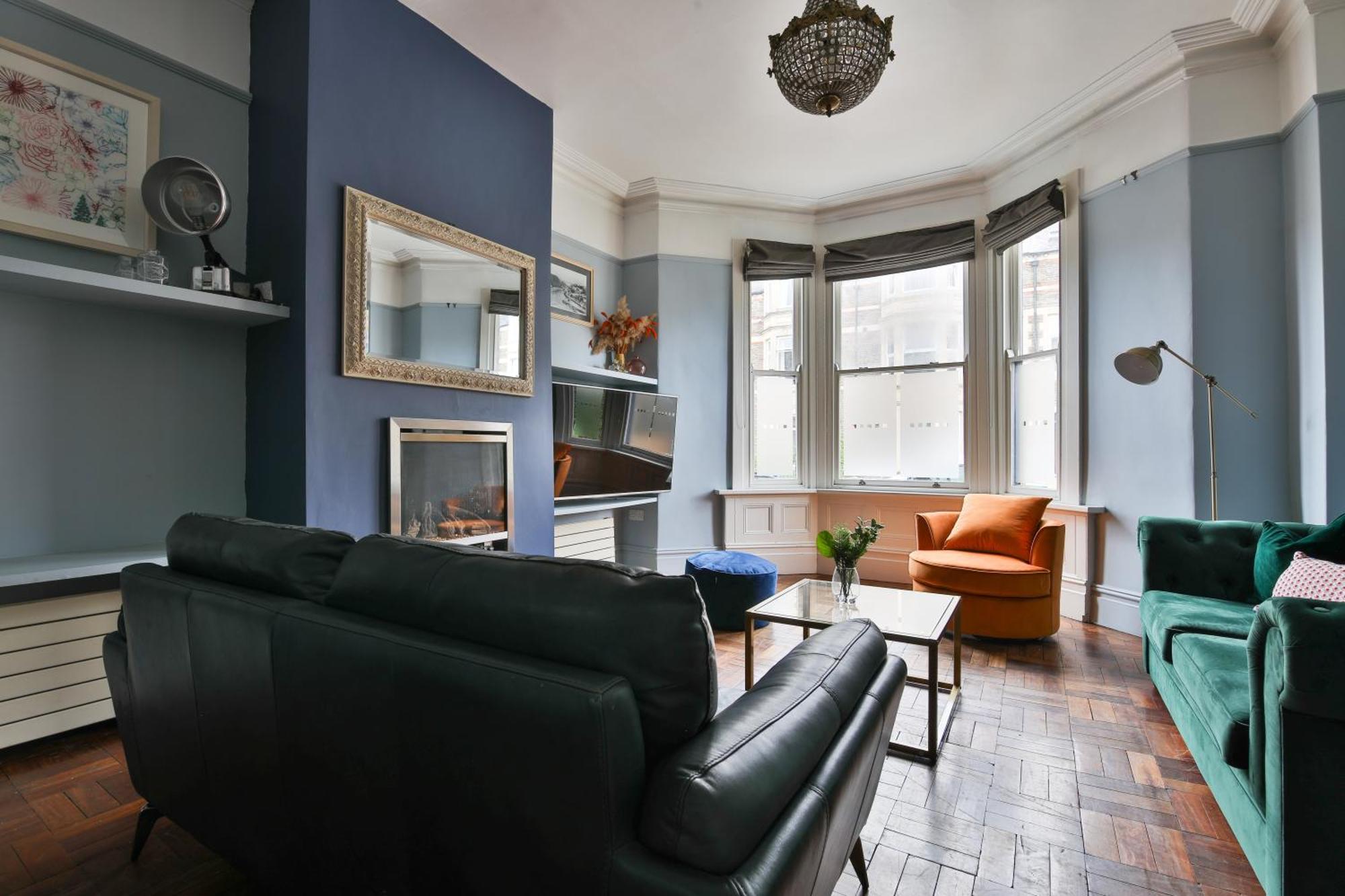 Boutique 4 Bedroom House, Pool Table, Multiple Private Parking Spaces, Sleeps 12 Holiday home