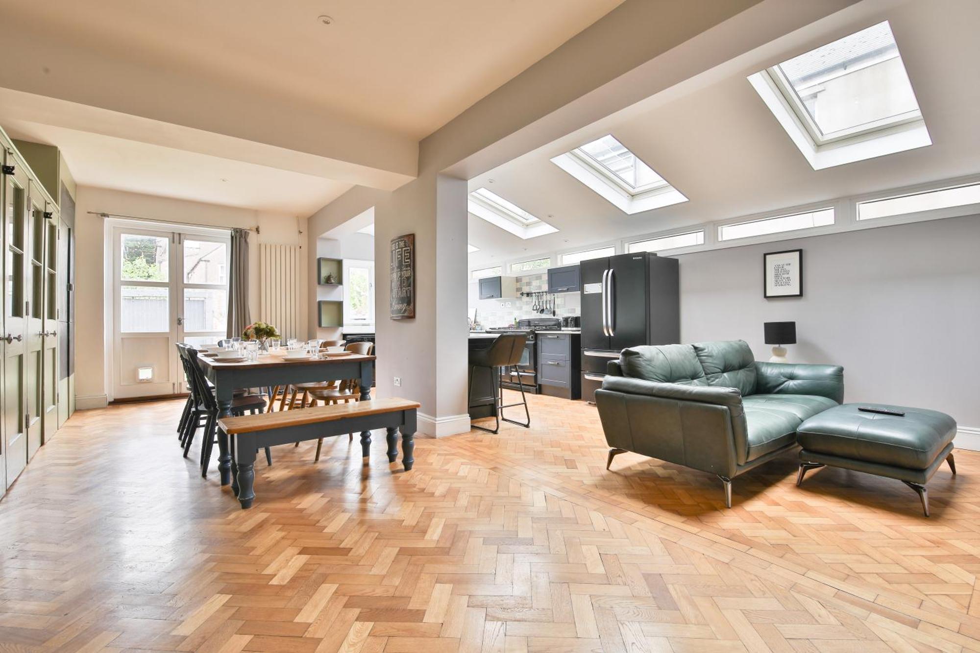 Boutique 4 Bedroom House, Pool Table, Multiple Private Parking Spaces, Sleeps 12 *