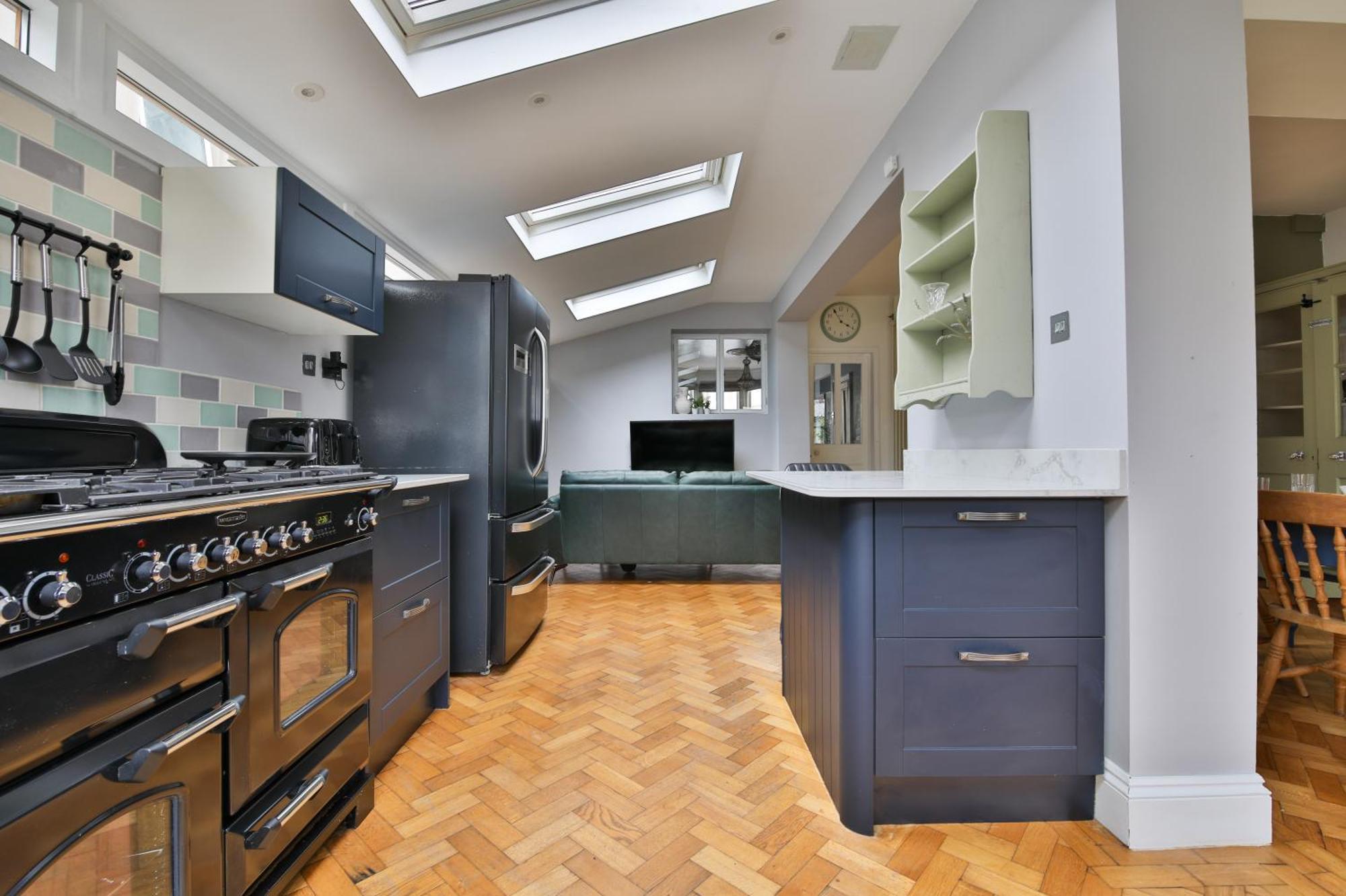 Boutique 4 Bedroom House, Pool Table, Multiple Private Parking Spaces, Sleeps 12 *