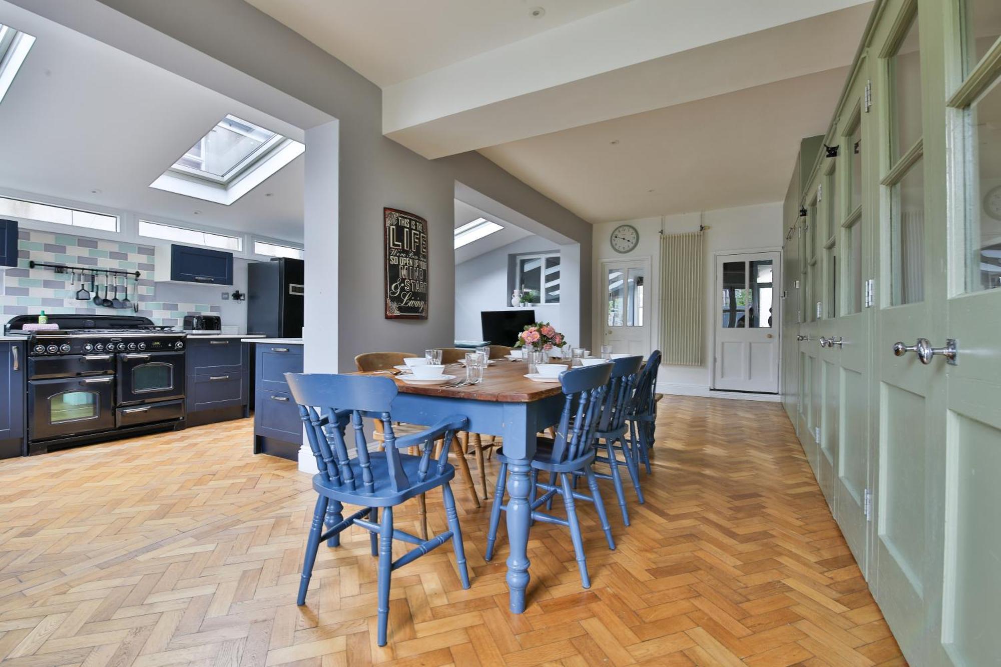 Boutique 4 Bedroom House, Pool Table, Multiple Private Parking Spaces, Sleeps 12 Holiday home *