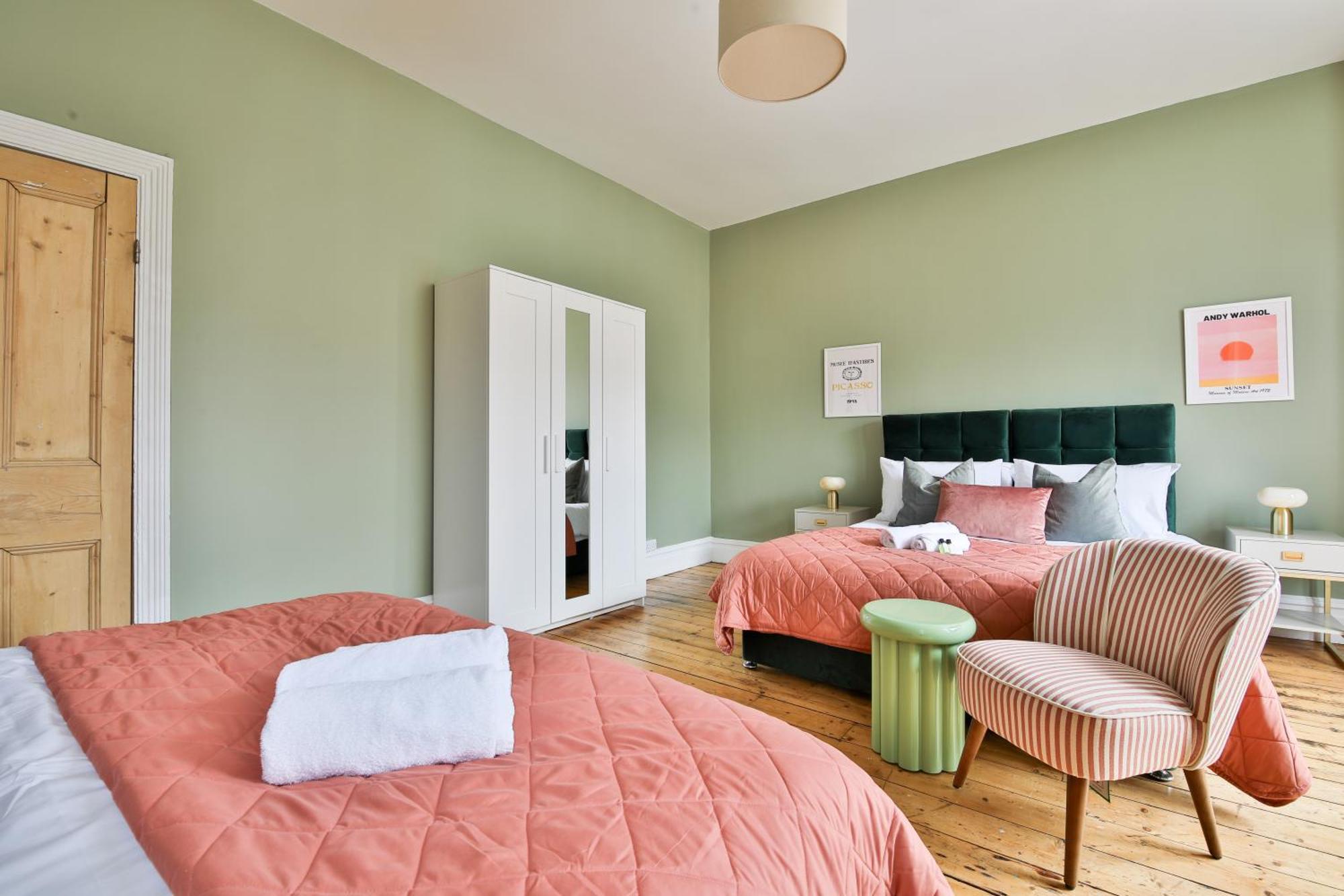 Boutique 4 Bedroom House, Pool Table, Multiple Private Parking Spaces, Sleeps 12 Cardiff