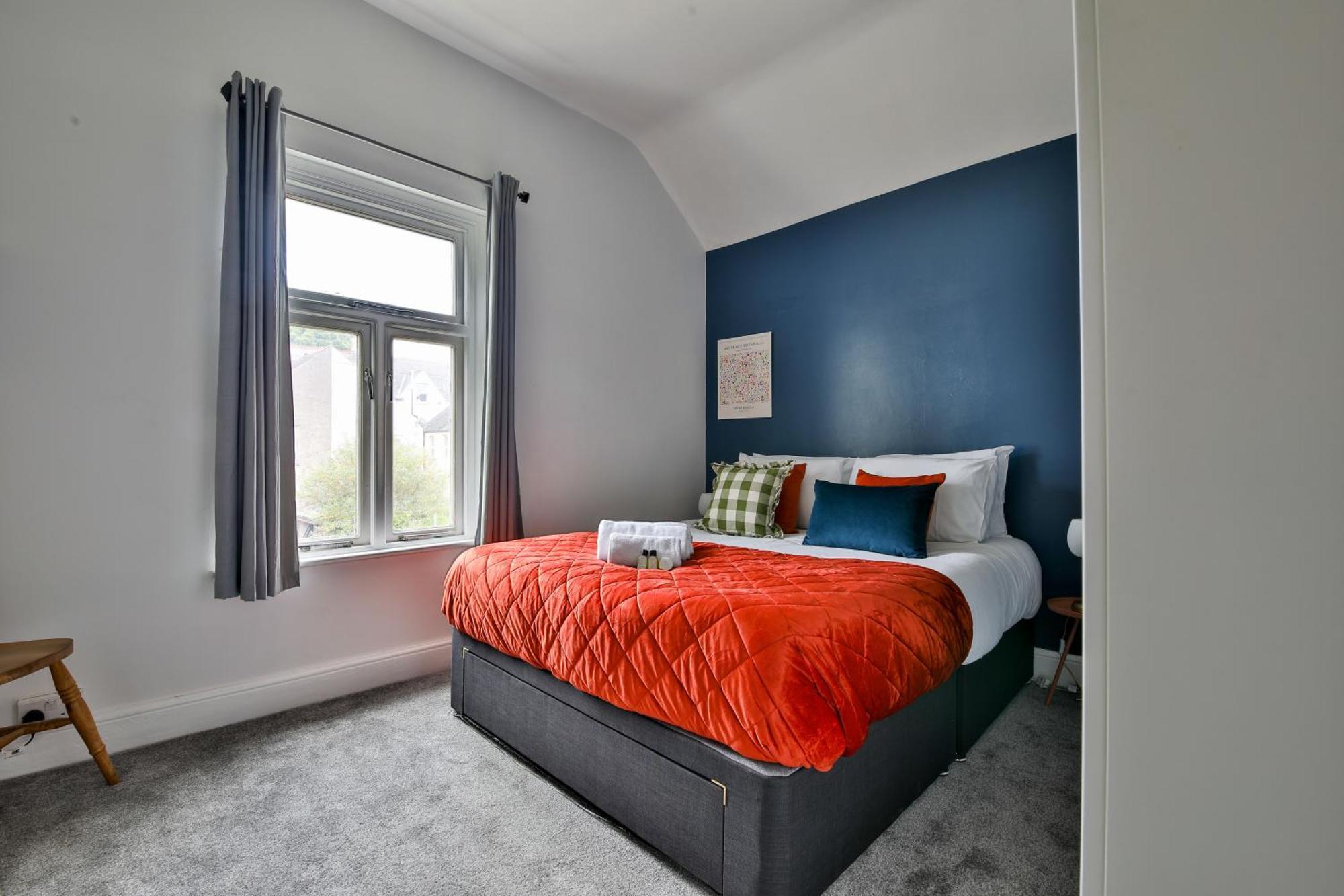 Boutique 4 Bedroom House, Pool Table, Multiple Private Parking Spaces, Sleeps 12