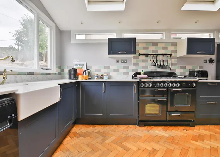 Boutique 4 Bedroom House, Pool Table, Multiple Private Parking Spaces, Sleeps 12