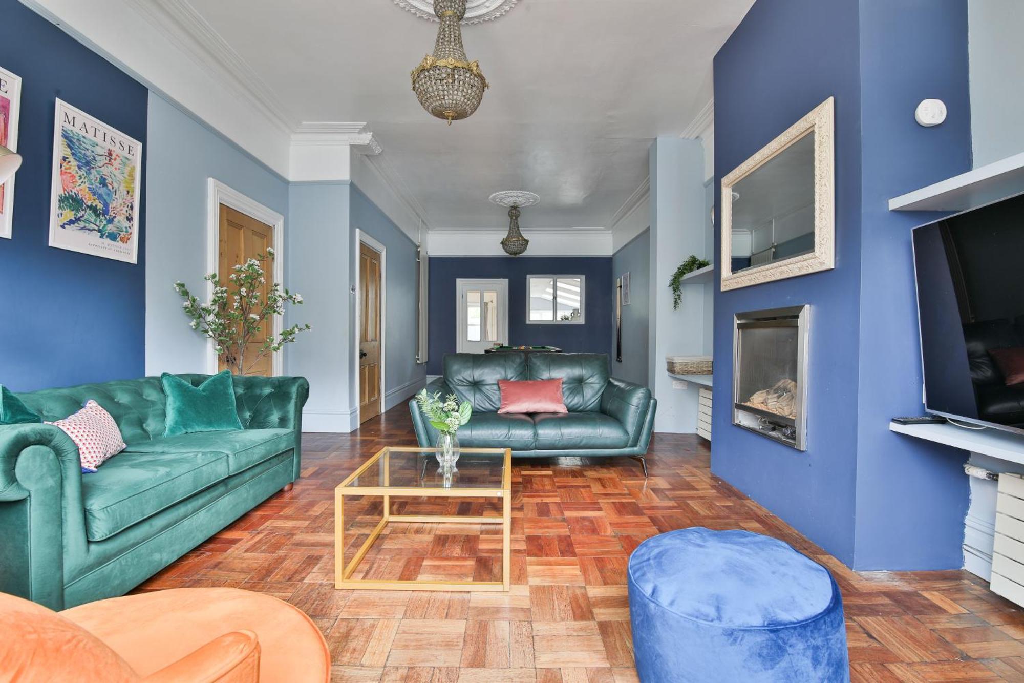 Boutique 4 Bedroom House, Pool Table, Multiple Private Parking Spaces, Sleeps 12 Cardiff