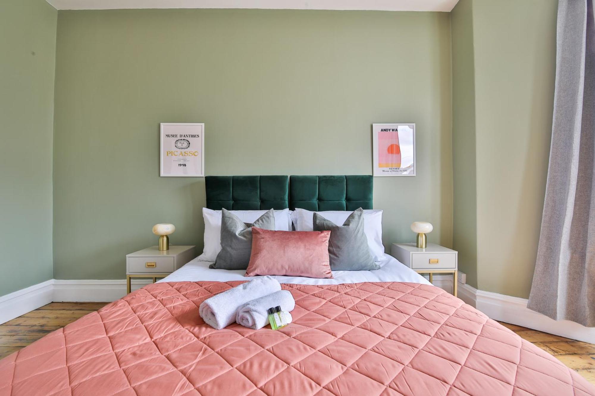 Boutique 4 Bedroom House, Pool Table, Multiple Private Parking Spaces, Sleeps 12 Casa vacanze Cardiff