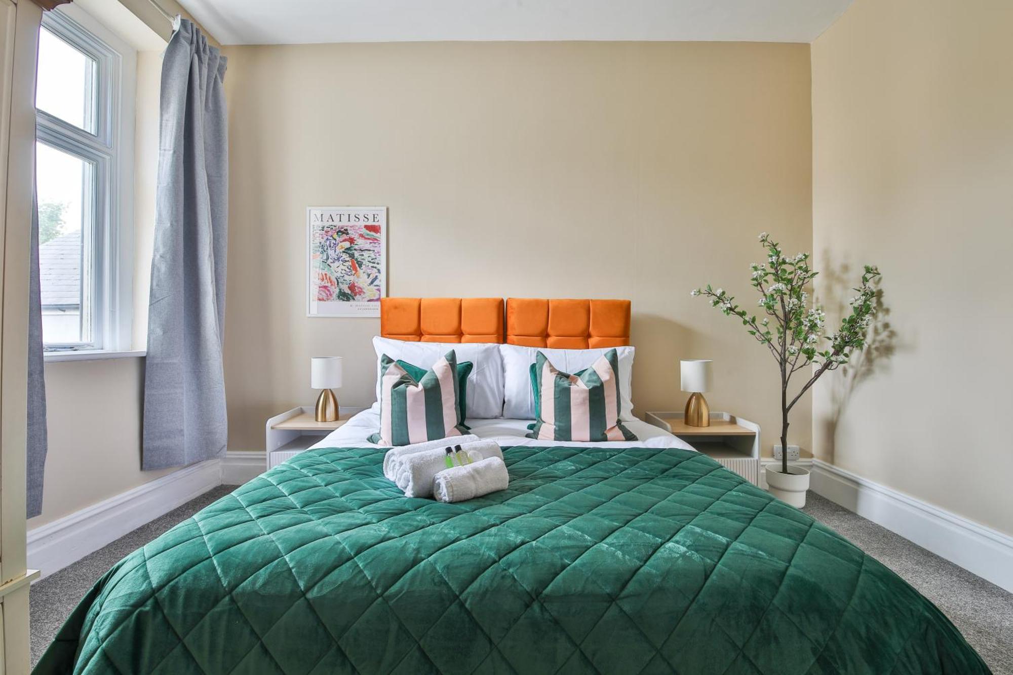 Boutique 4 Bedroom House, Pool Table, Multiple Private Parking Spaces, Sleeps 12 Casa vacanze Cardiff