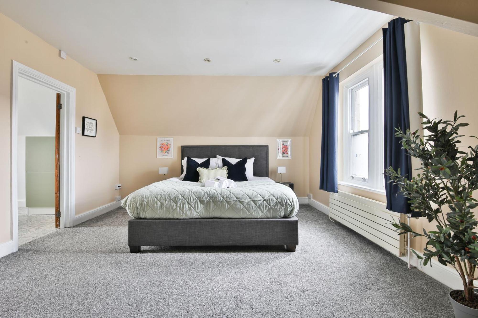 Boutique 4 Bedroom House, Pool Table, Multiple Private Parking Spaces, Sleeps 12 Cardiff