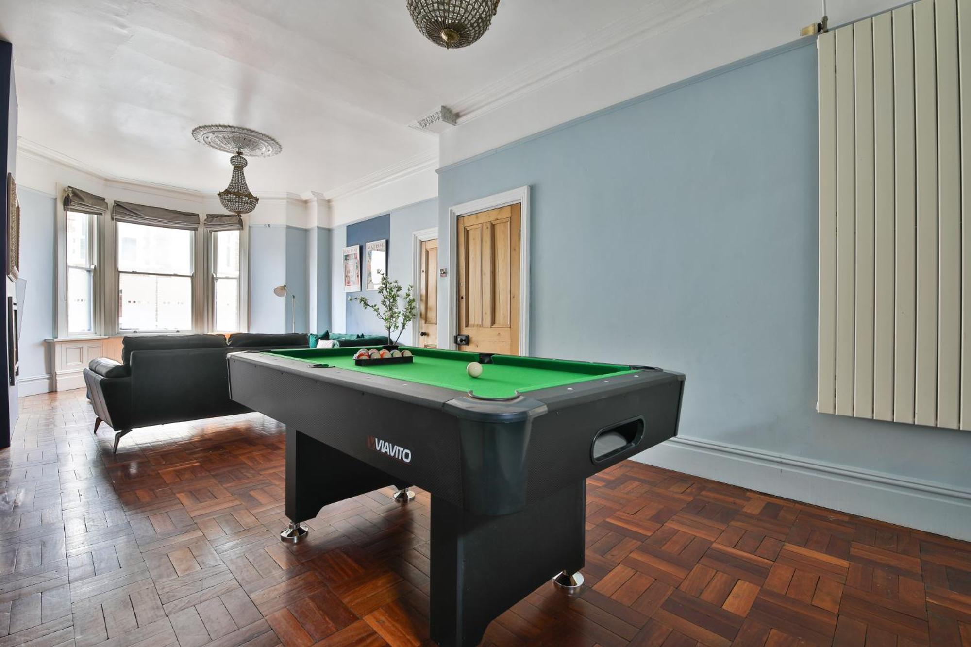 Boutique 4 Bedroom House, Pool Table, Multiple Private Parking Spaces, Sleeps 12 * Cardiff