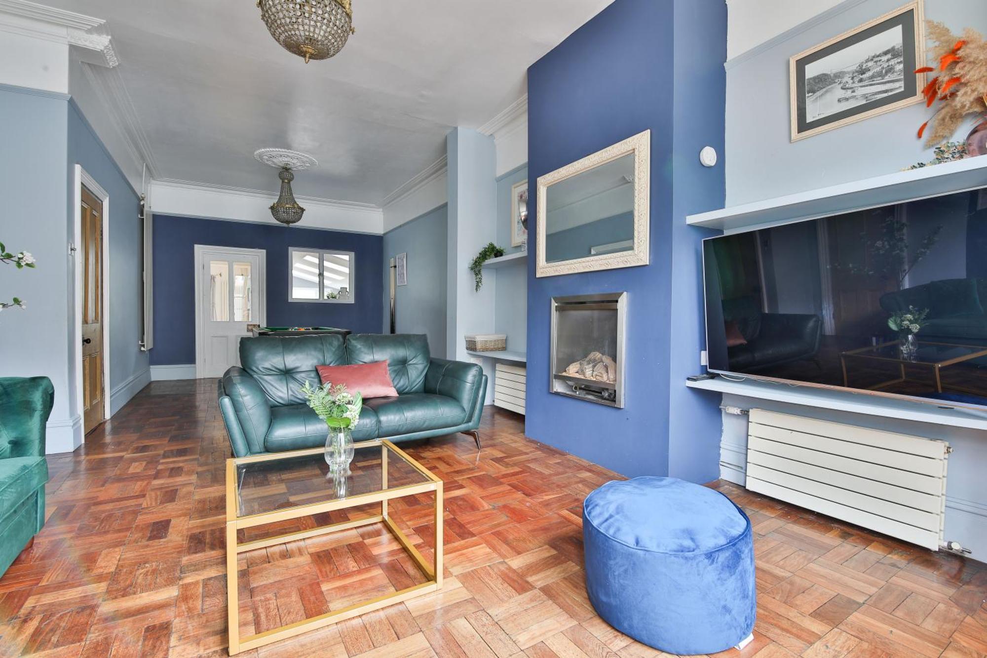 Boutique 4 Bedroom House, Pool Table, Multiple Private Parking Spaces, Sleeps 12 Cardiff
